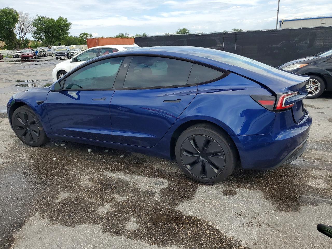 2025 Tesla Model 3 - Фото 2