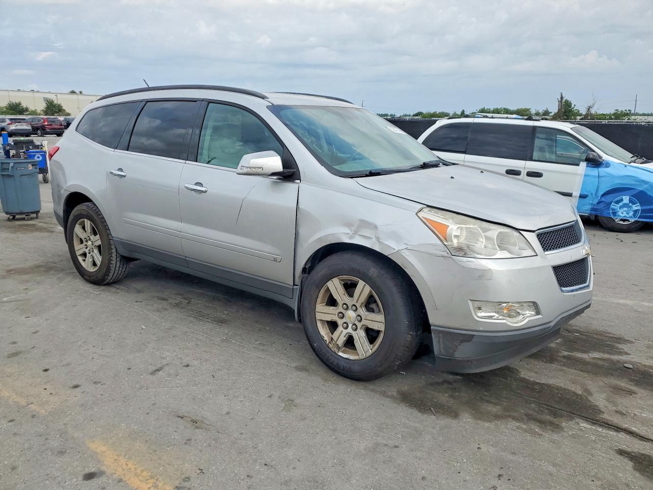 2010 Chevrolet Traverse - Image 4