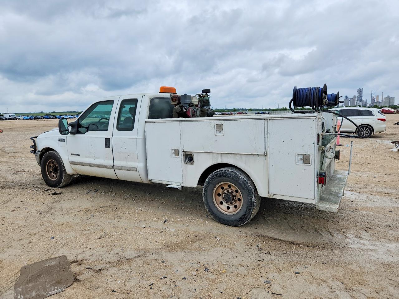 2001 Ford F250 Super - Delivery Truck - Image 2