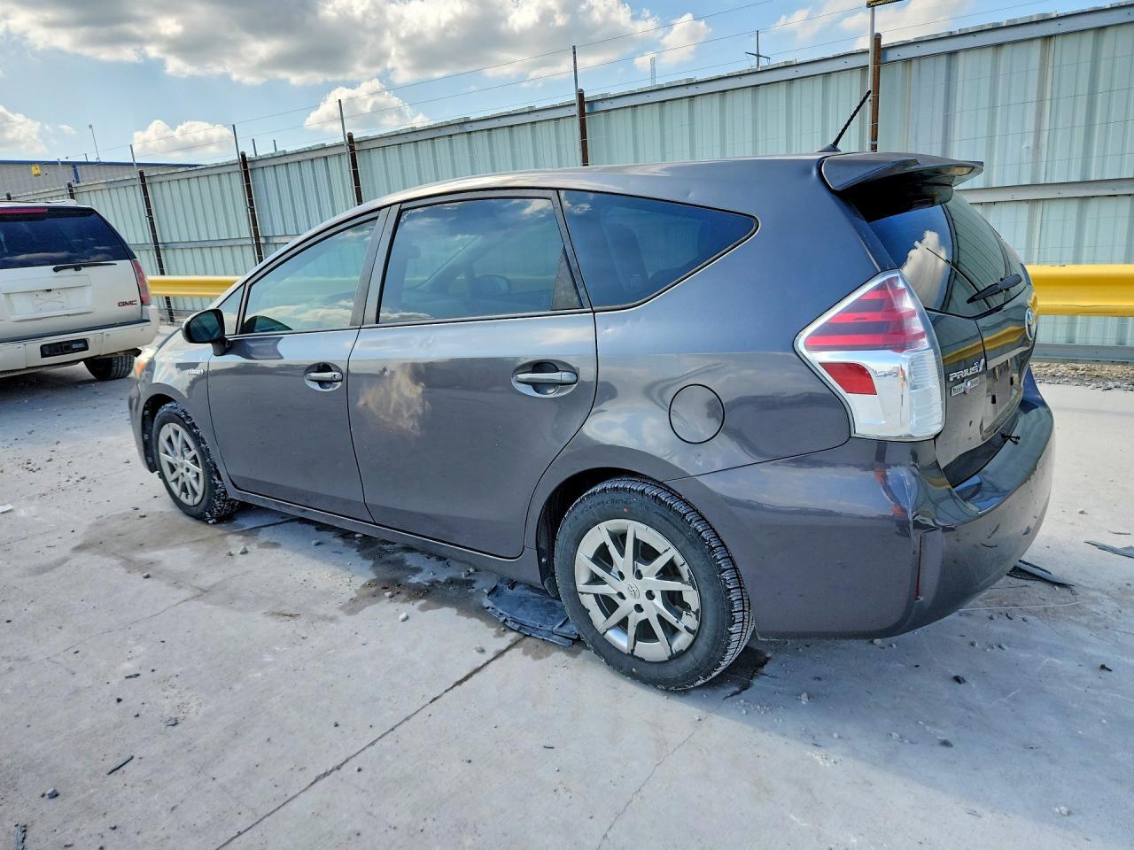 2015 Toyota Prius V Two - Фото 2