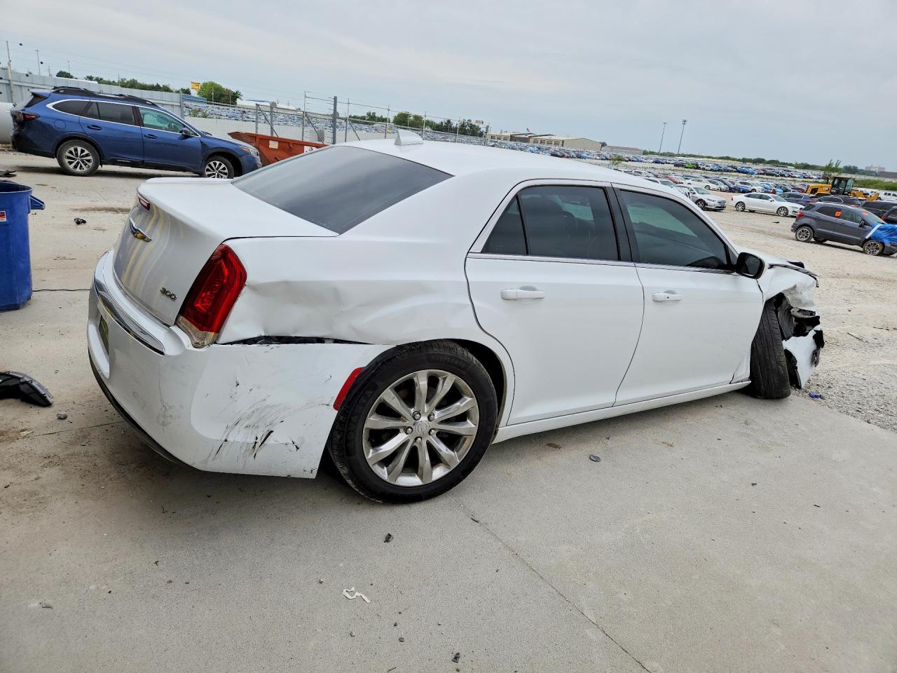 2017 Chrysler 300 Limited - Фото 3