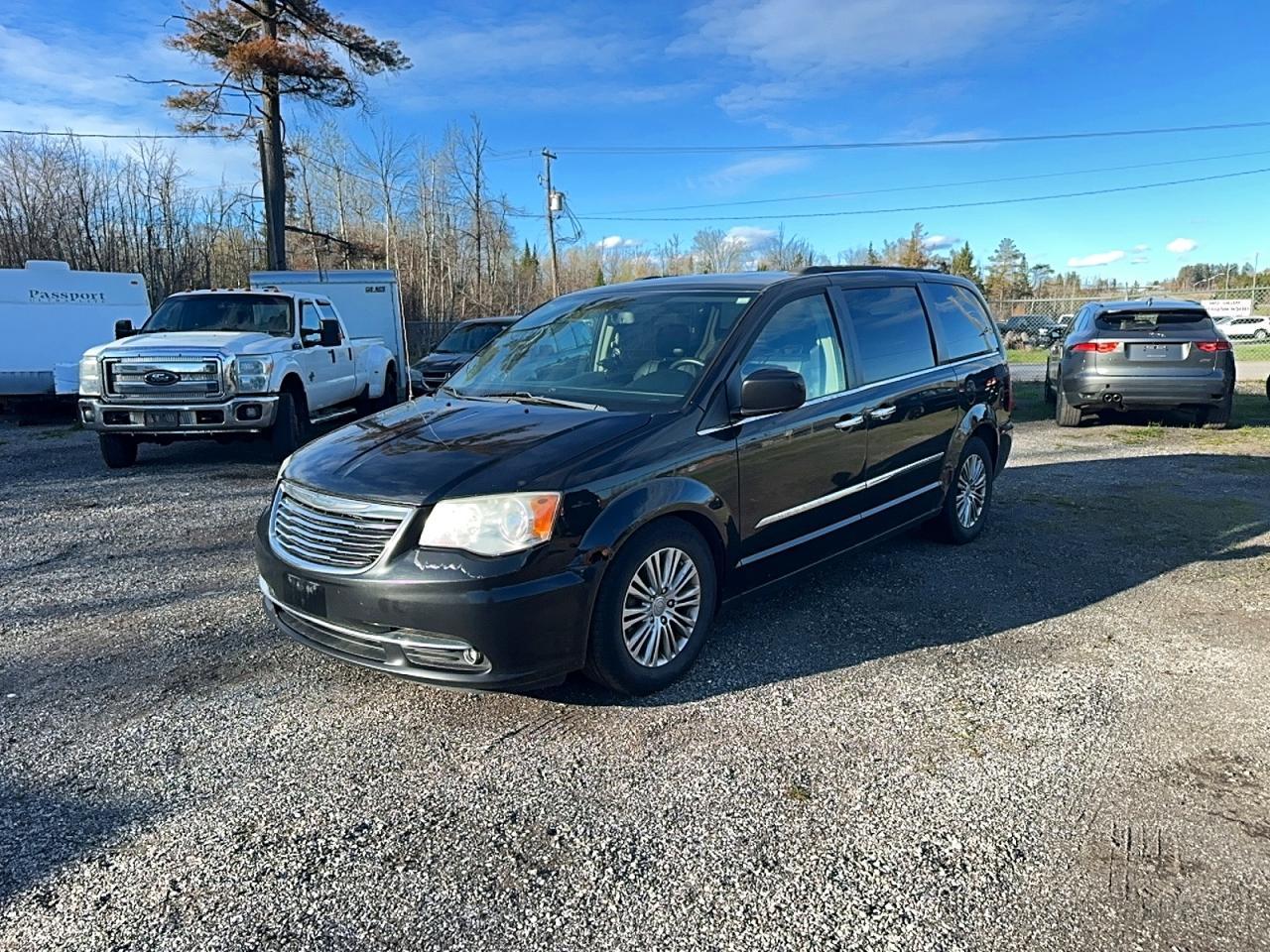 2014 Chrysler Town & Country Touring L - Фото 2
