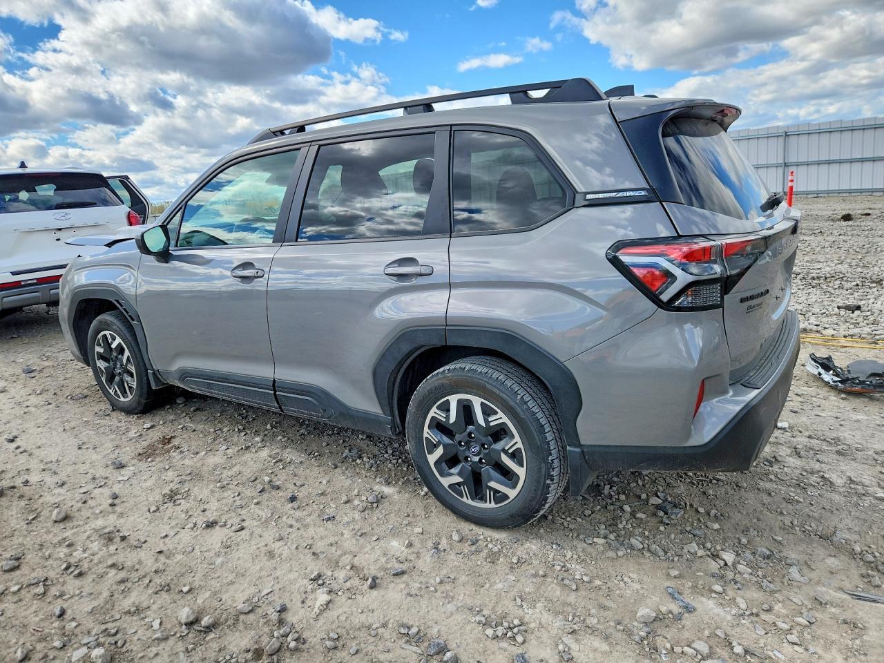 2025 Subaru Forester Premium - Фото 2