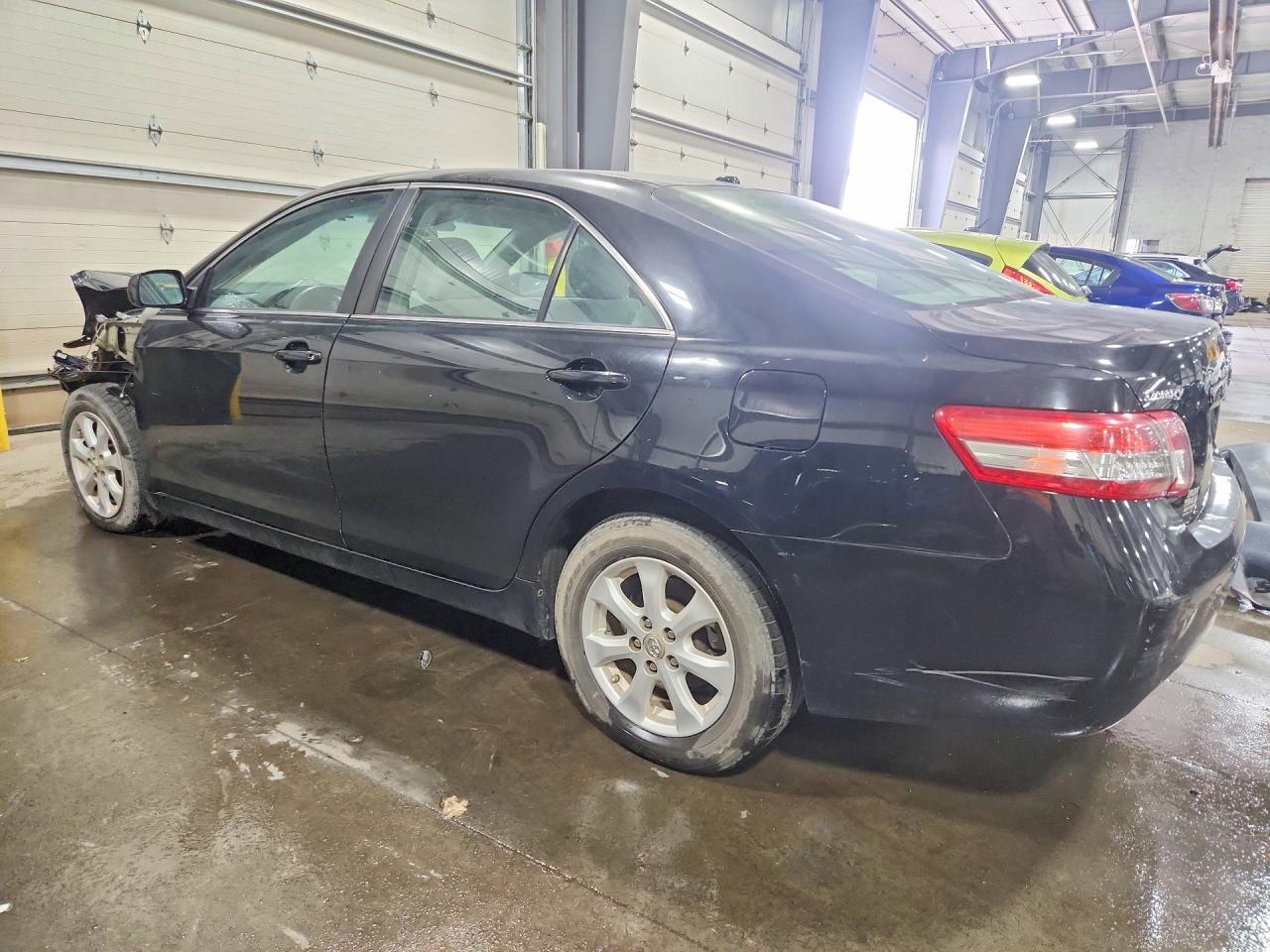 2011 Toyota Camry Le - Фото 2