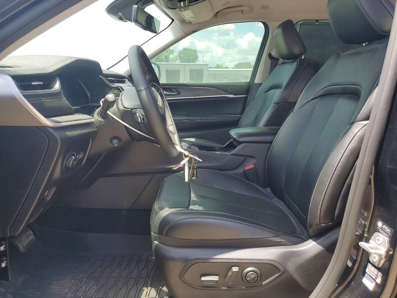2023 Jeep Grand Cherokee Sport - Image 7
