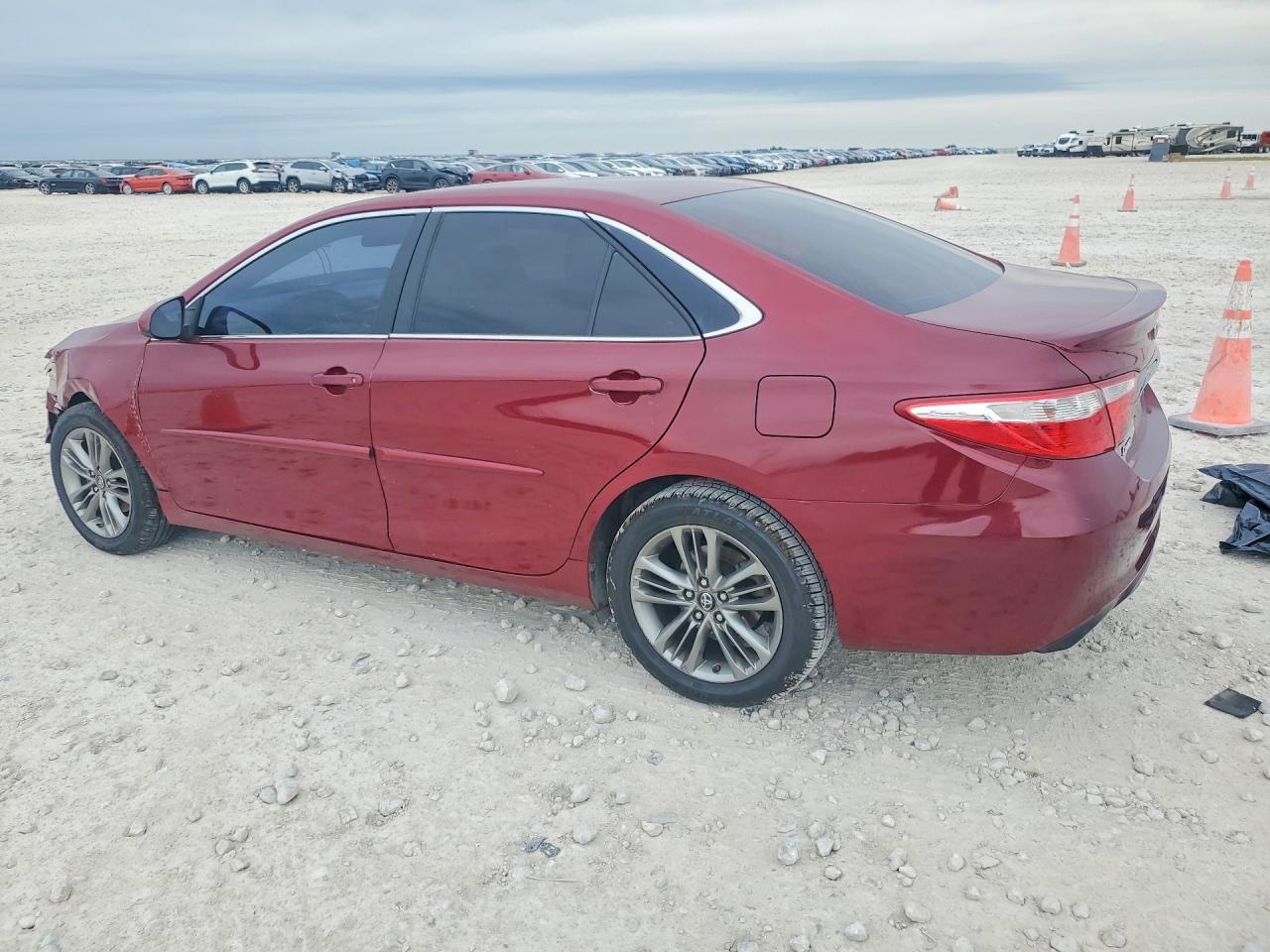 2016 Toyota Camry Se - Фото 2