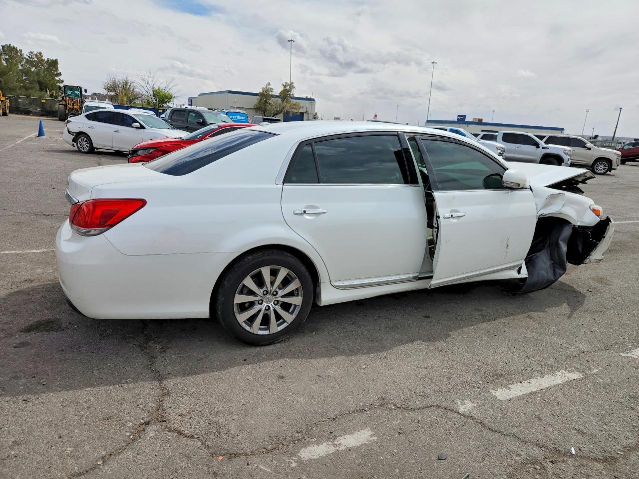 2012 Toyota Avalon Limited - Image 3