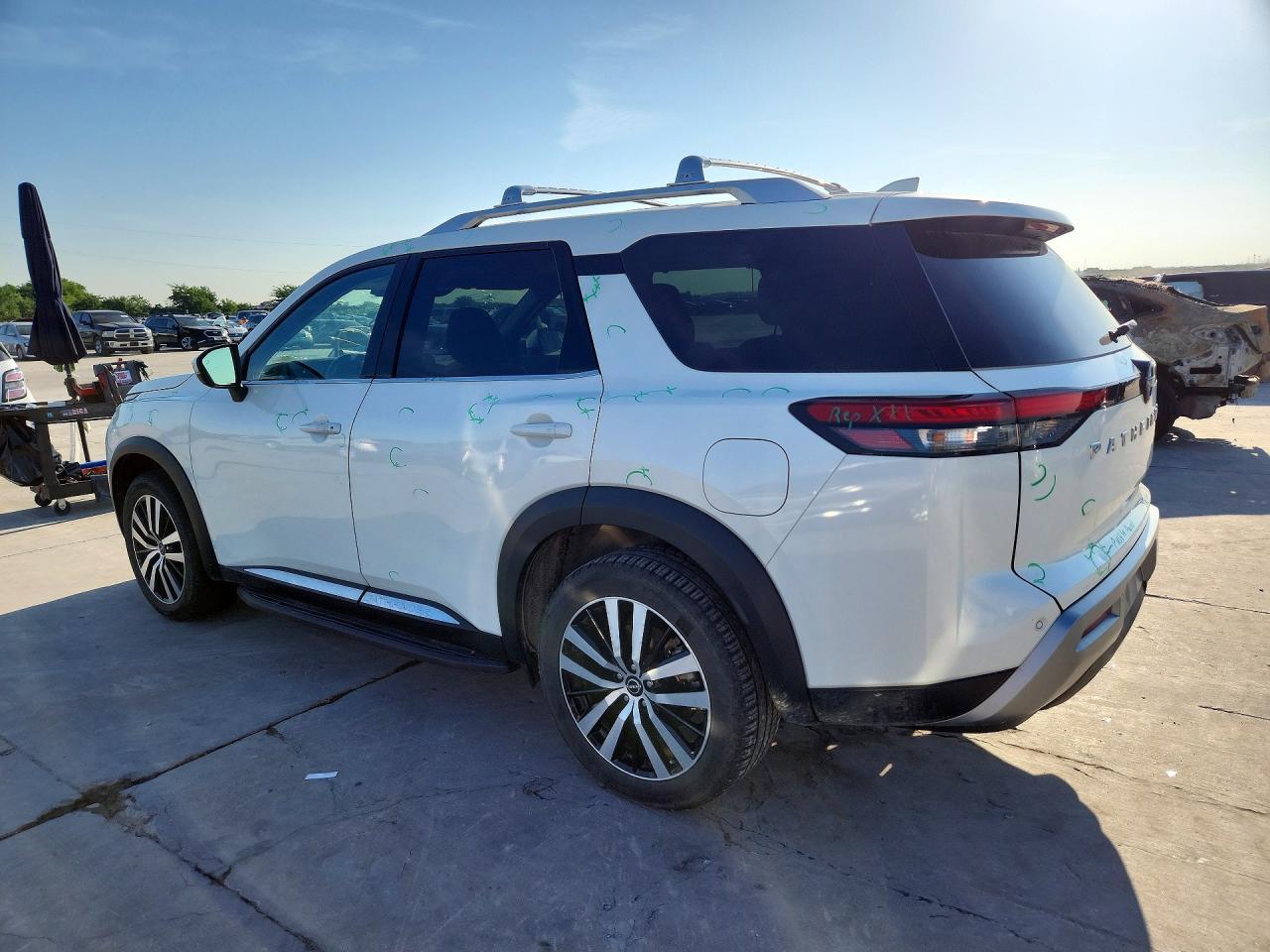 2023 Nissan Pathfinder Platinum - Фото 2