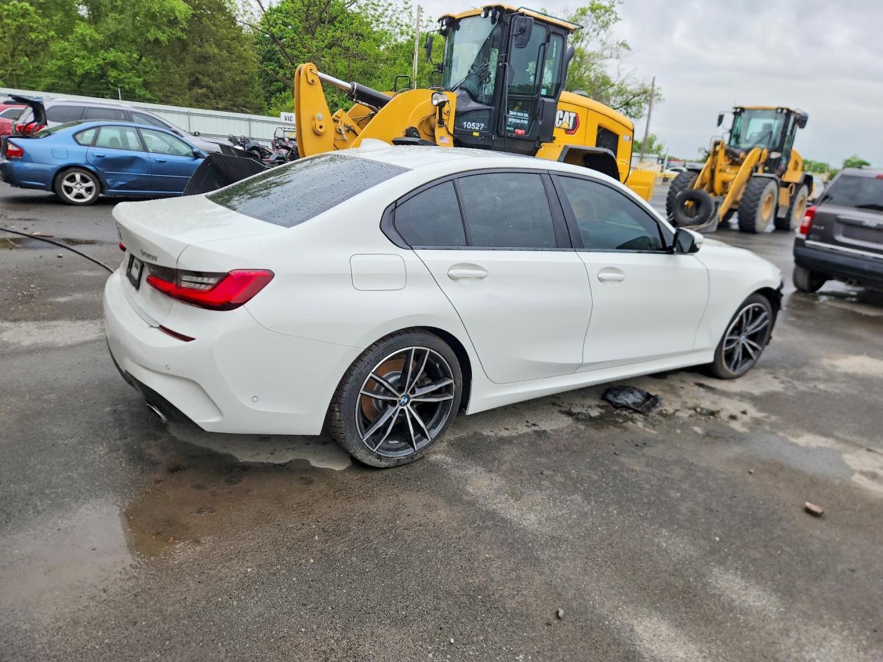 2021 BMW 330Xi - Фото 3