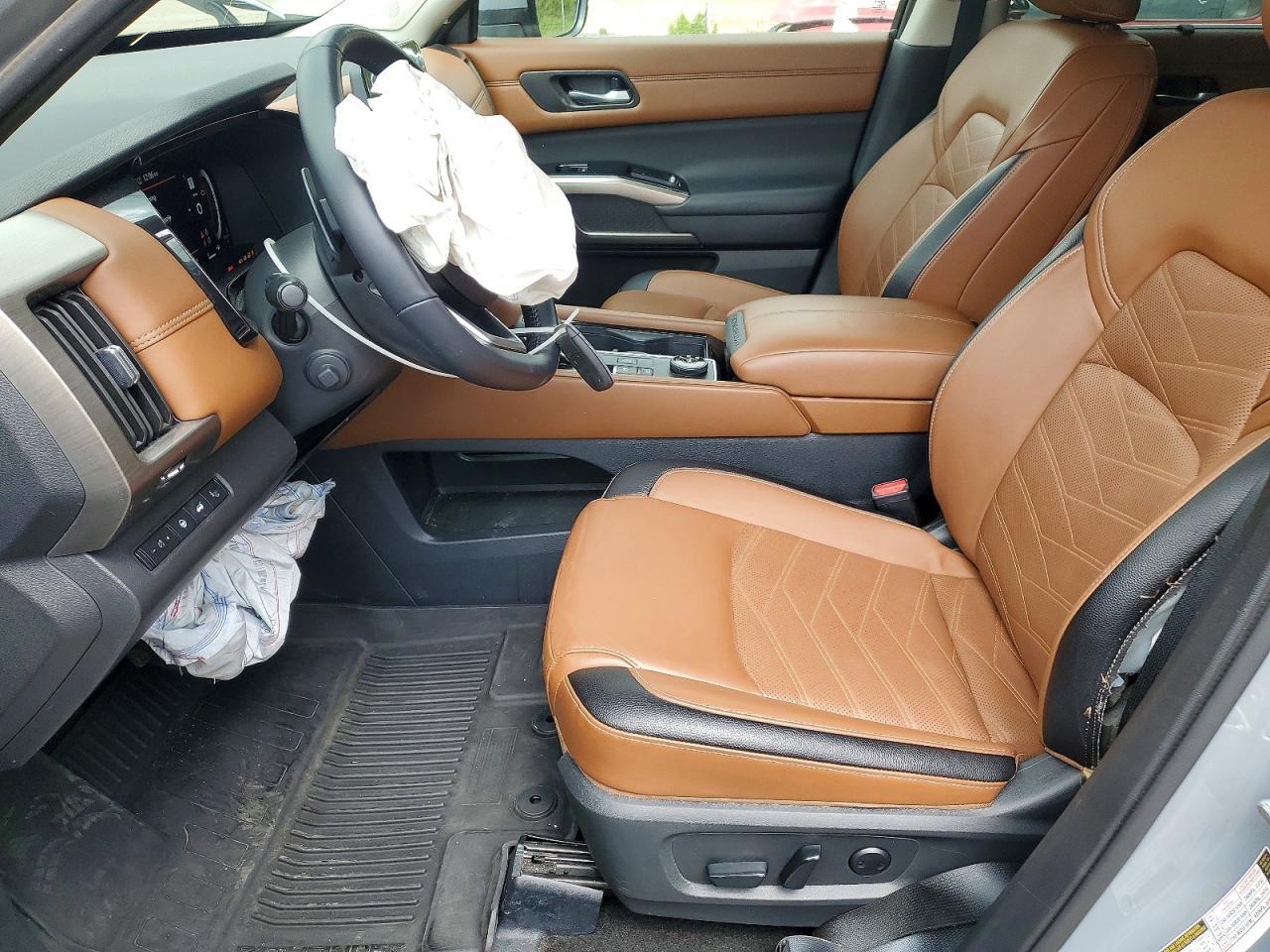 2025 Nissan Pathfinder Platinum - Image 7
