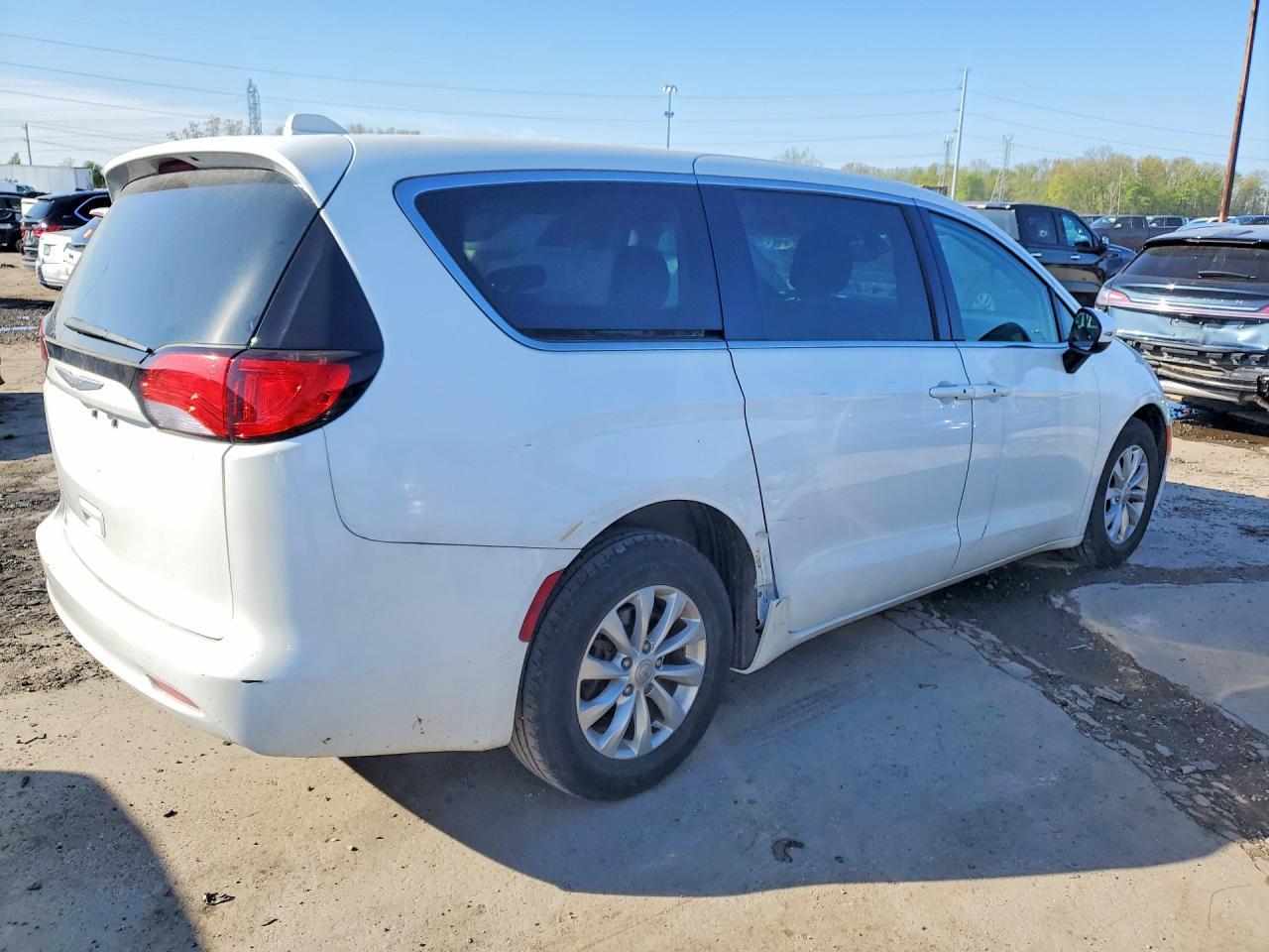 2017 Chrysler Pacifica Touring - Фото 3