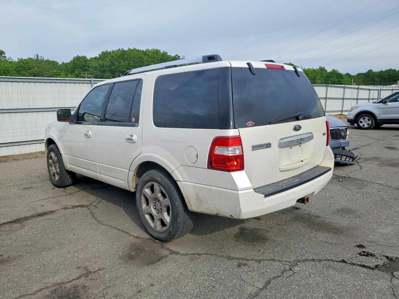 2013 Ford Expedition Limited - Image 2