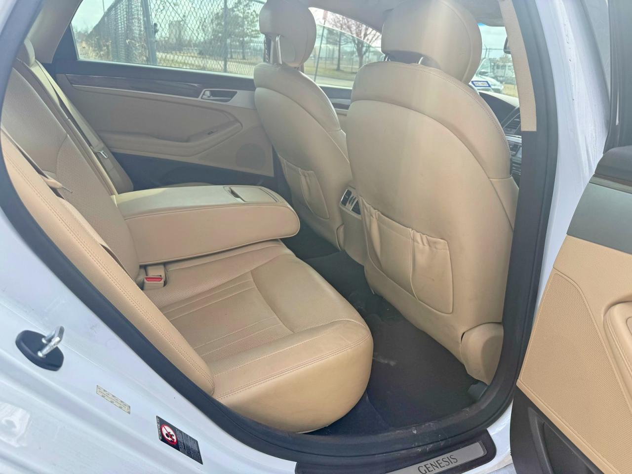 2015 Hyundai Genesis 3.8L - Фото 6