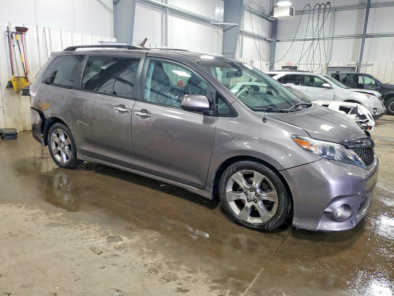 2014 Toyota Sienna Sport - Фото 4