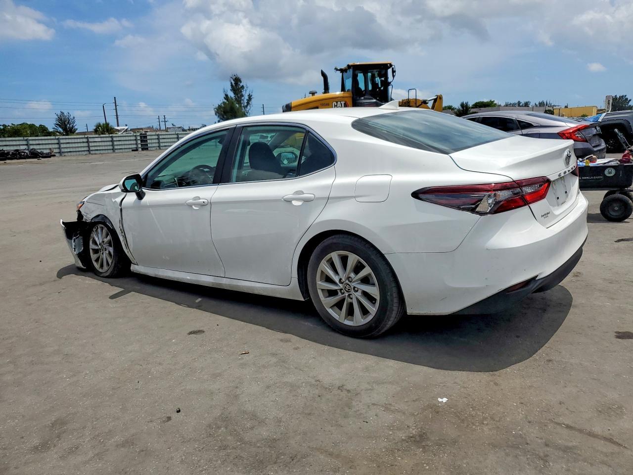 2024 Toyota Camry Le - Фото 2