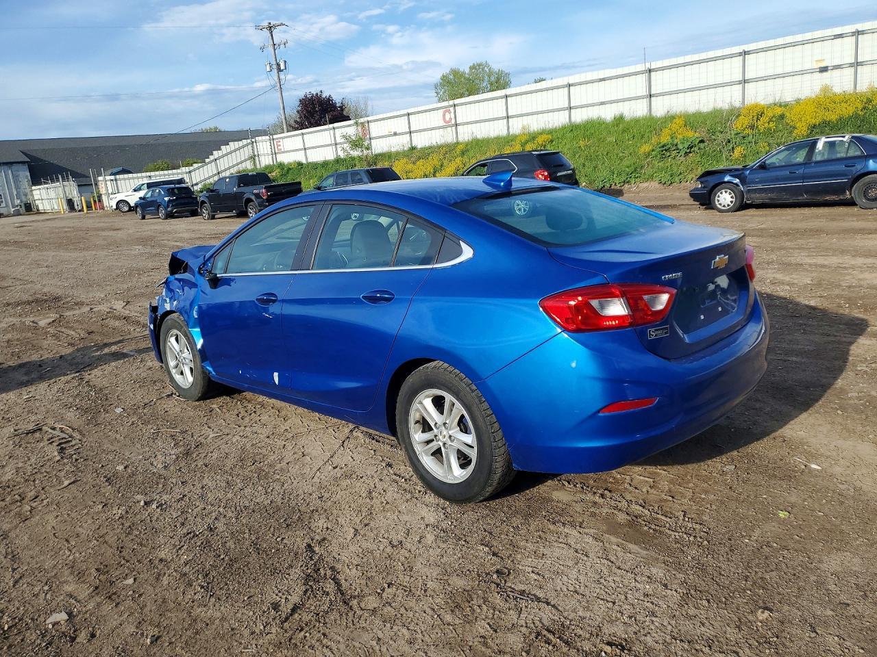 2018 Chevrolet Cruze Lt - Image 2