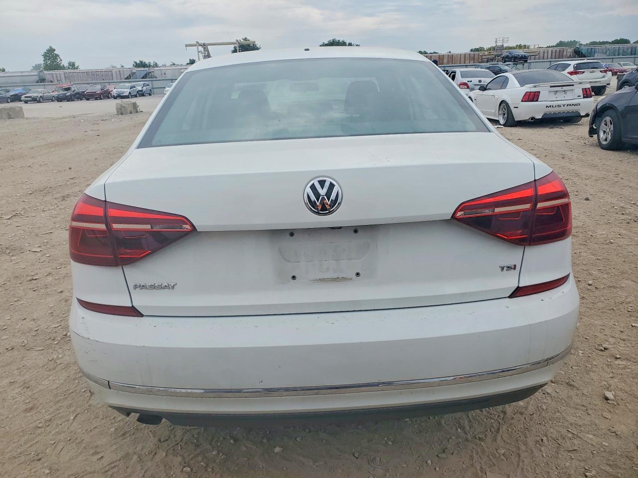 2018 Volkswagen Passat S - Фото 6