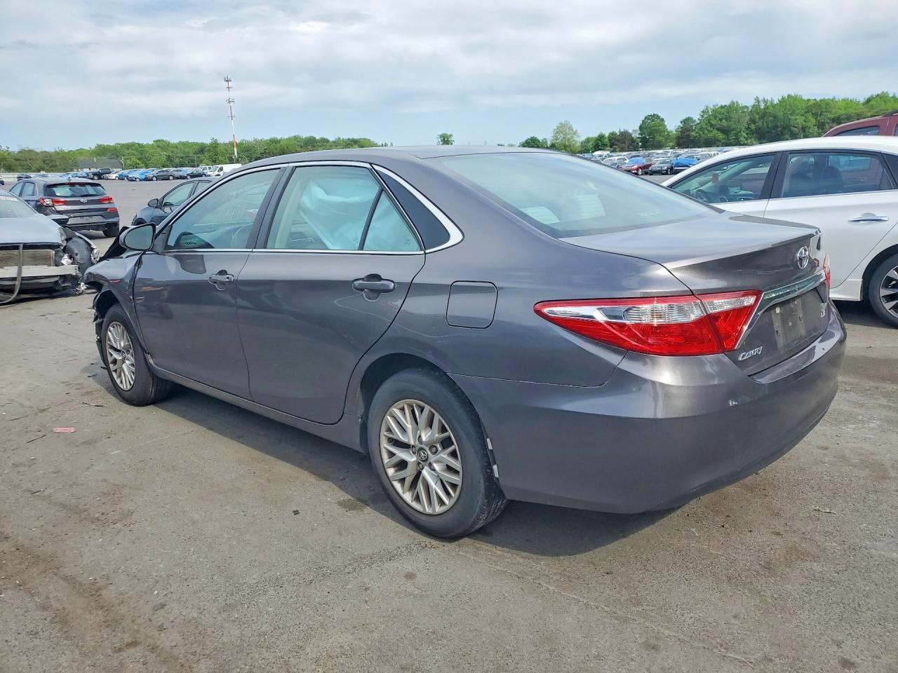 2017 Toyota Camry Le - Фото 2