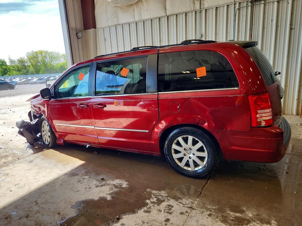 2010 Chrysler Town & Country Touring Plus - Фото 2