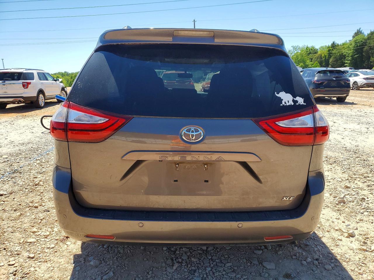 2017 Toyota Sienna Xle Premium 8-Passenger - Image 6