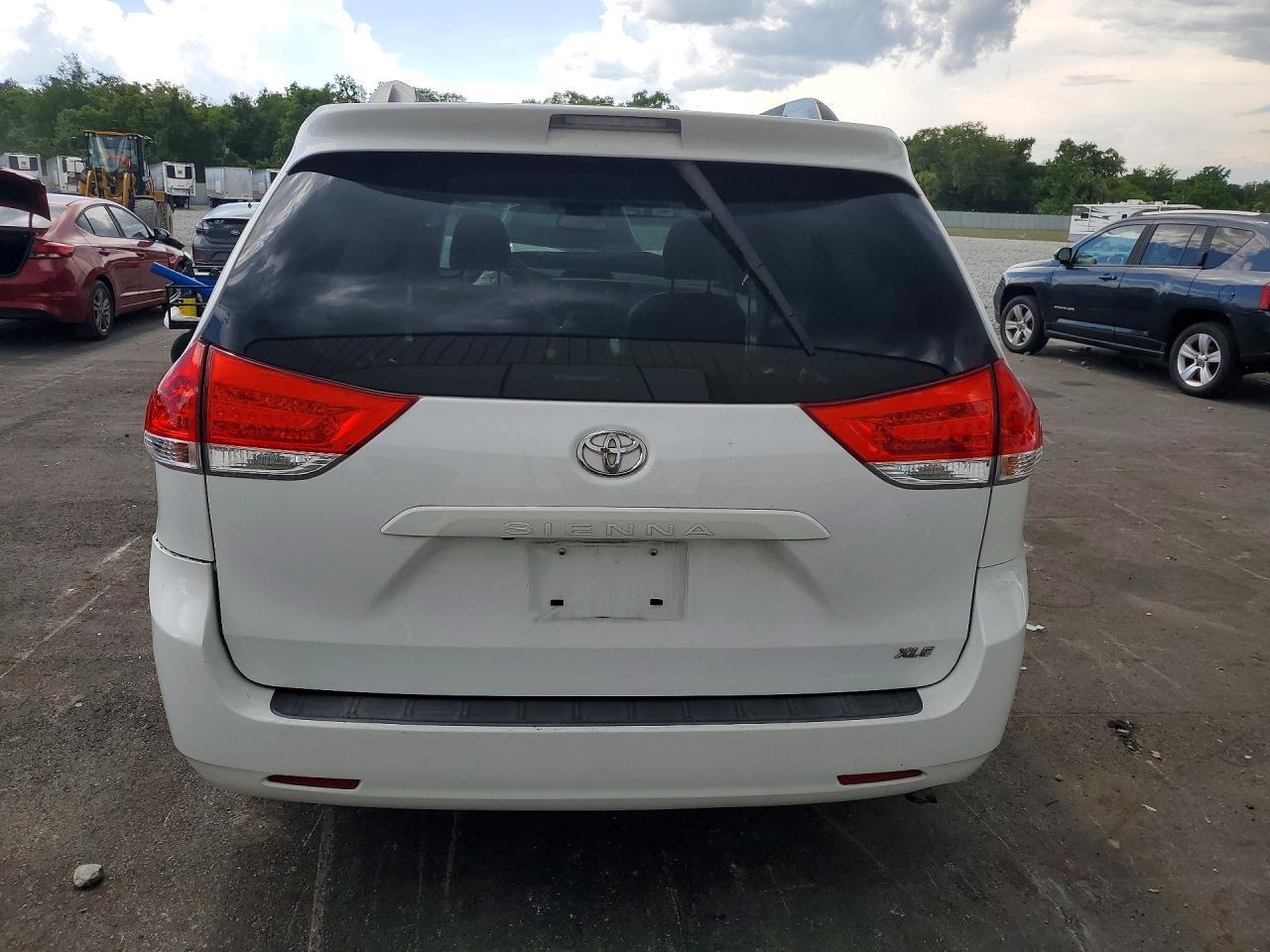 2014 Toyota Sienna Xle 8-Passenger - Фото 6