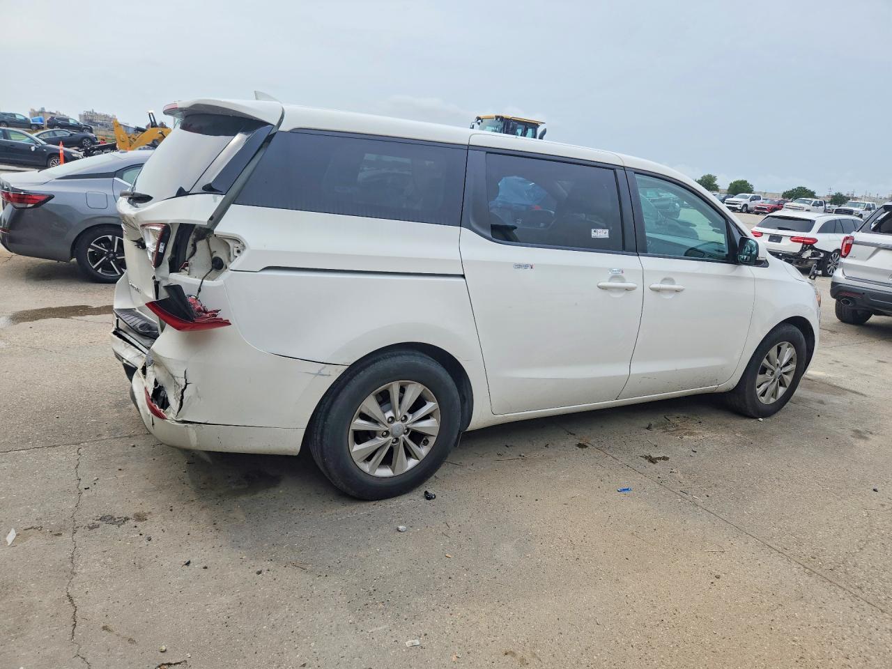 2017 Kia Sedona Lx - Image 3