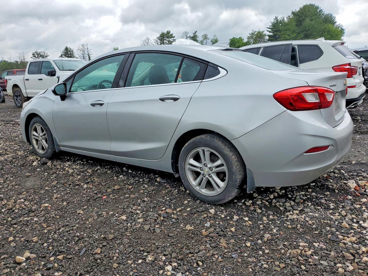 2017 Chevrolet Cruze Lt - Image 2