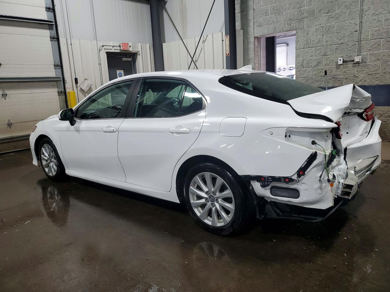 2020 Toyota Camry Le - Фото 2