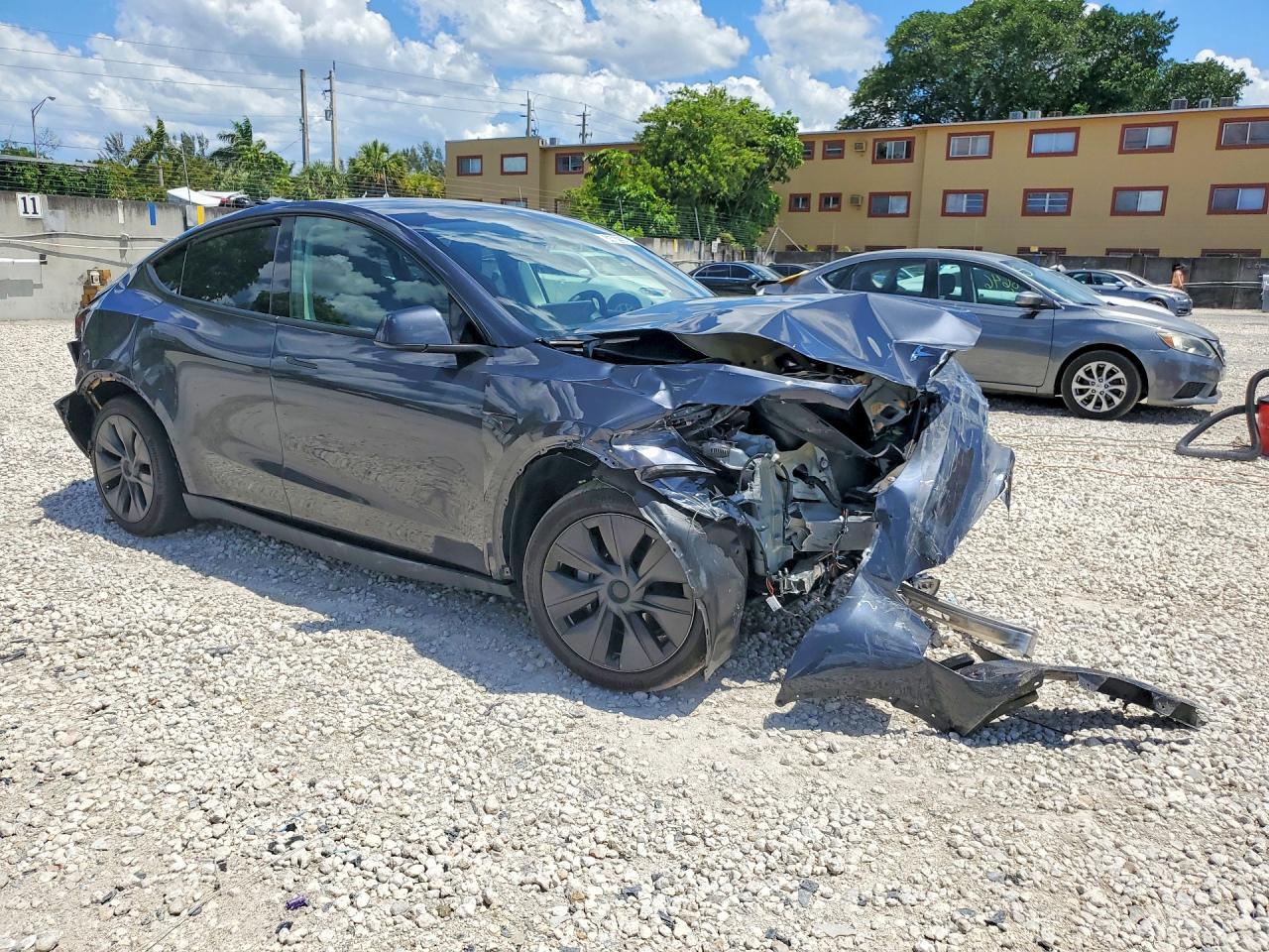 2025 Tesla Model Y - Фото 4