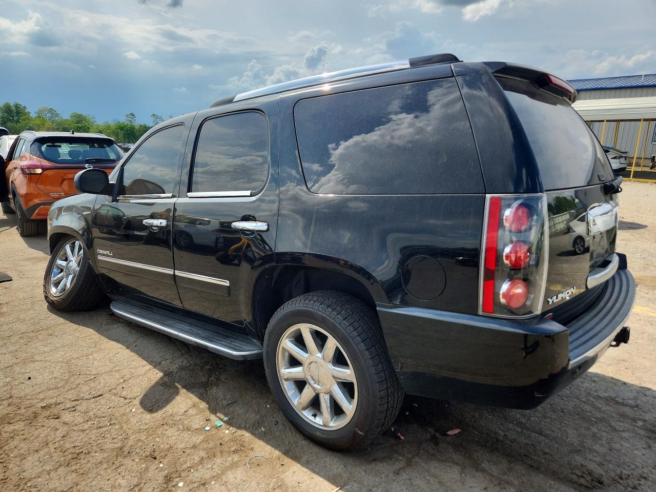 2010 GMC Yukon Denali - Фото 2
