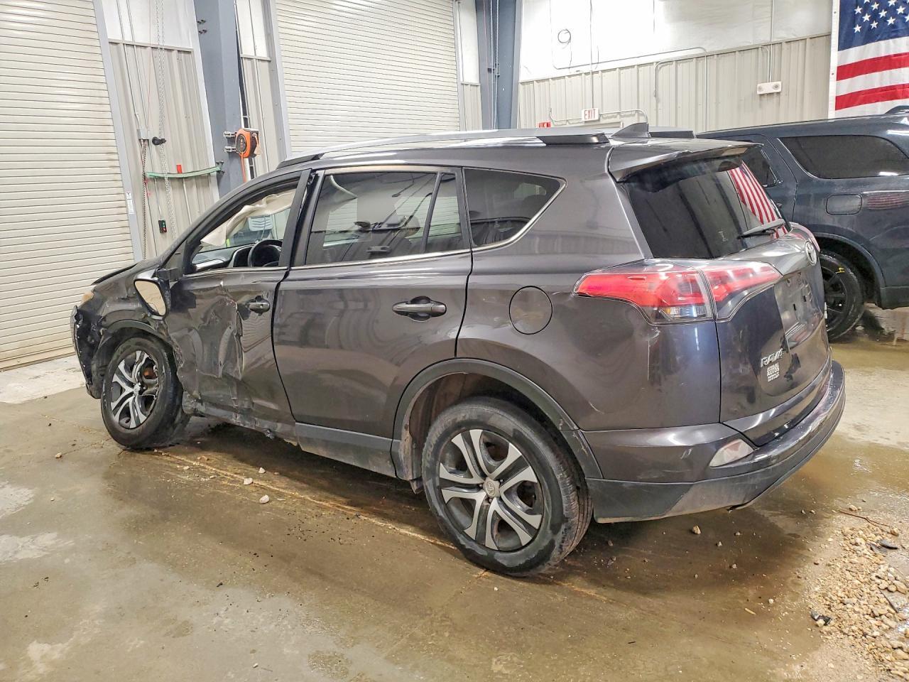 2018 Toyota Rav4 Le - Фото 2