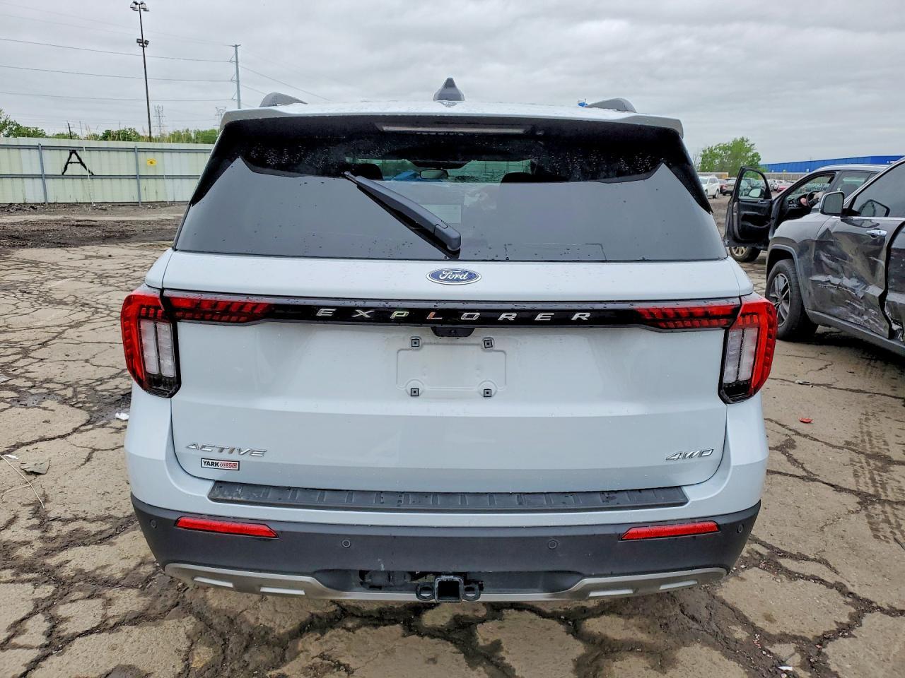 2025 Ford Explorer Active - Image 6