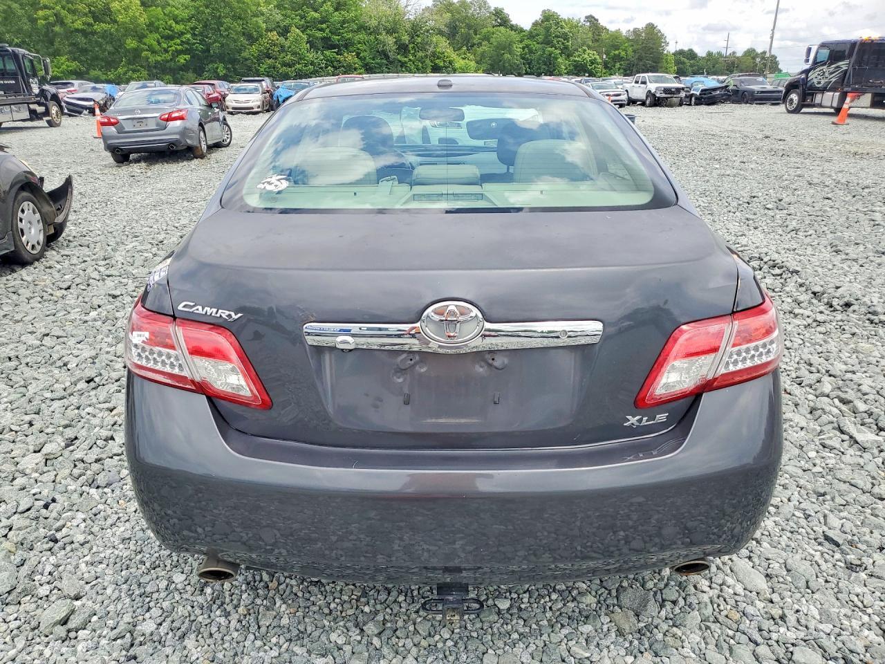 2011 Toyota Camry - Фото 6