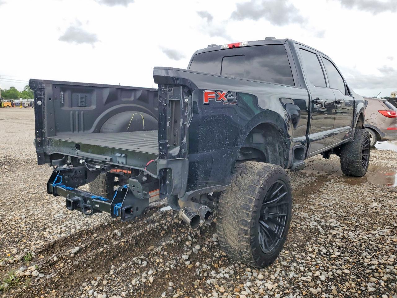 2025 Ford F250 Super Duty - Image 3