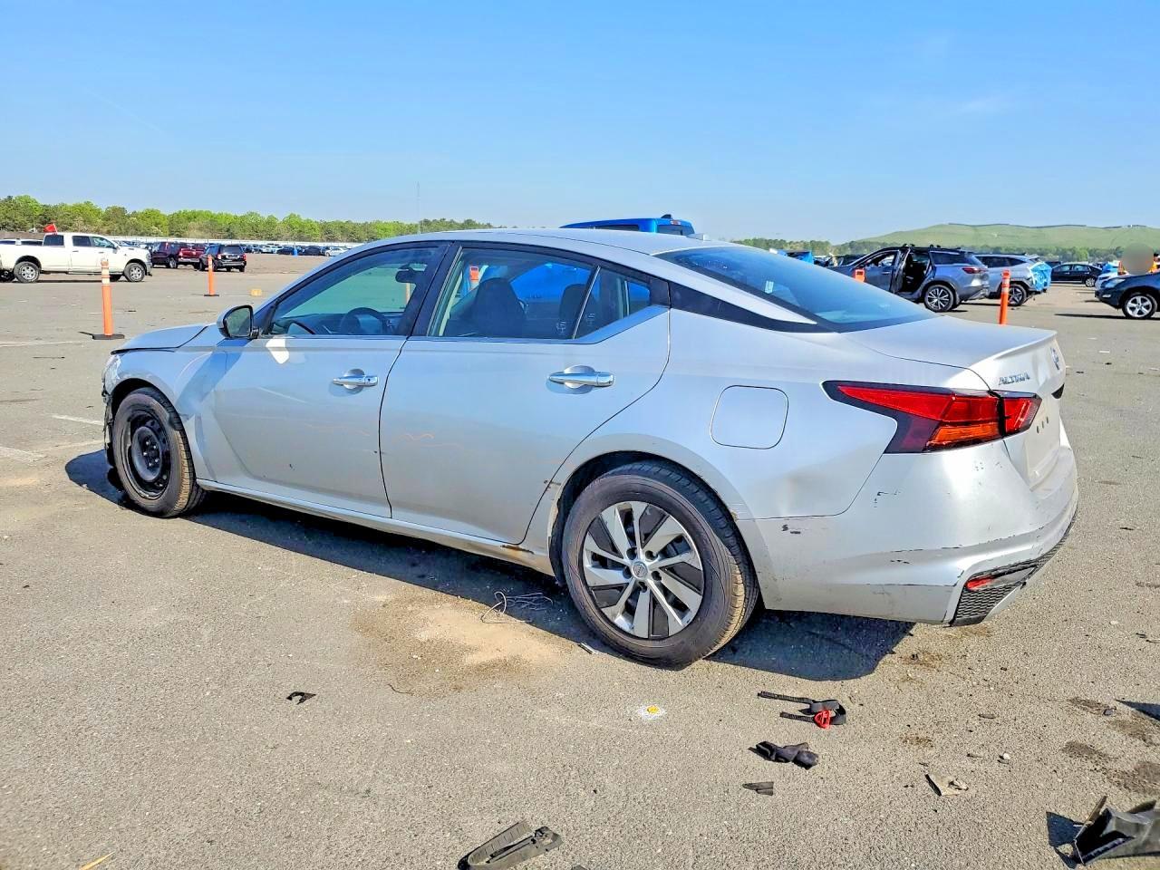 2020 Nissan Altima S - Фото 2