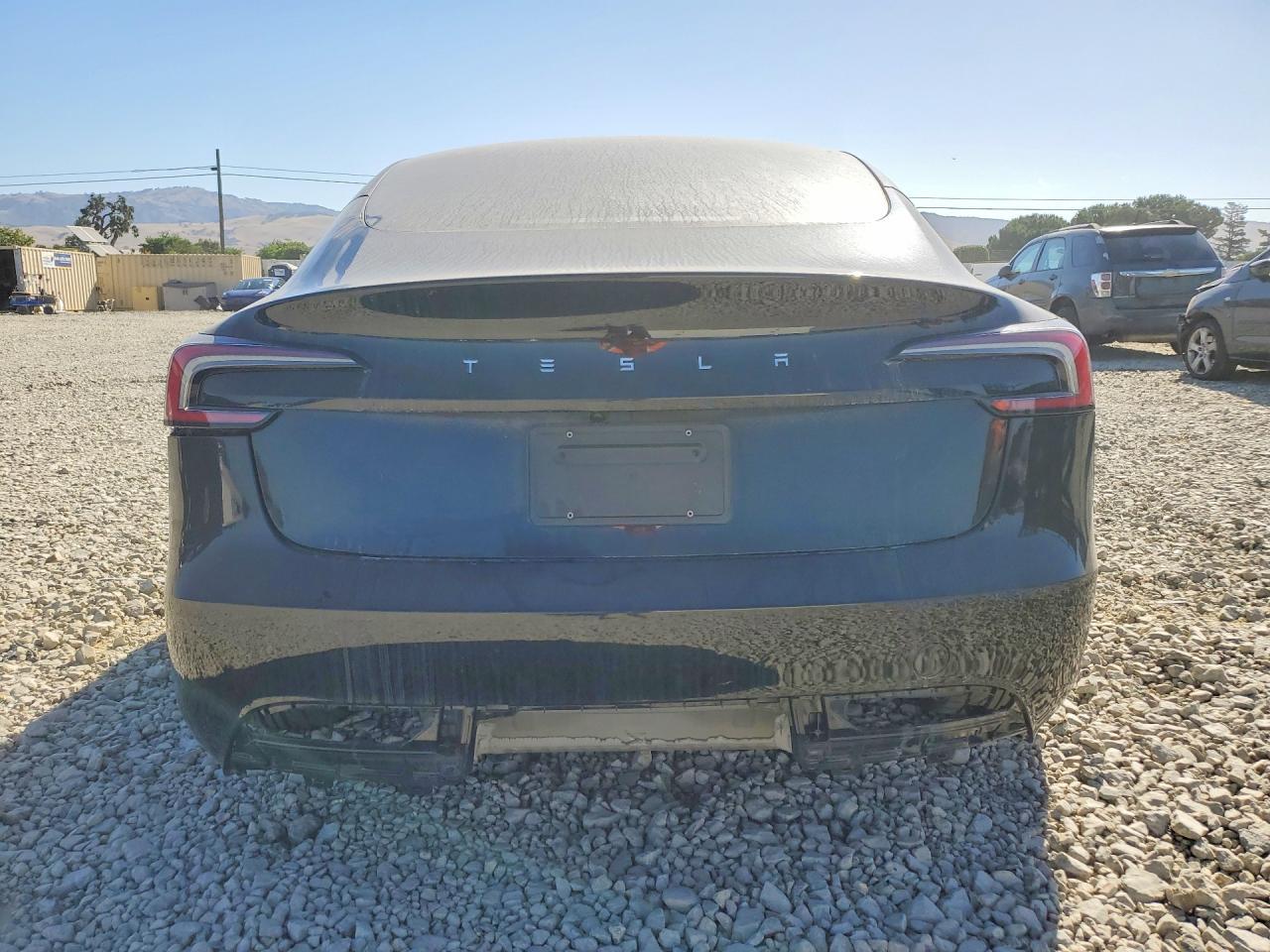 2025 Tesla Model 3 - Фото 6