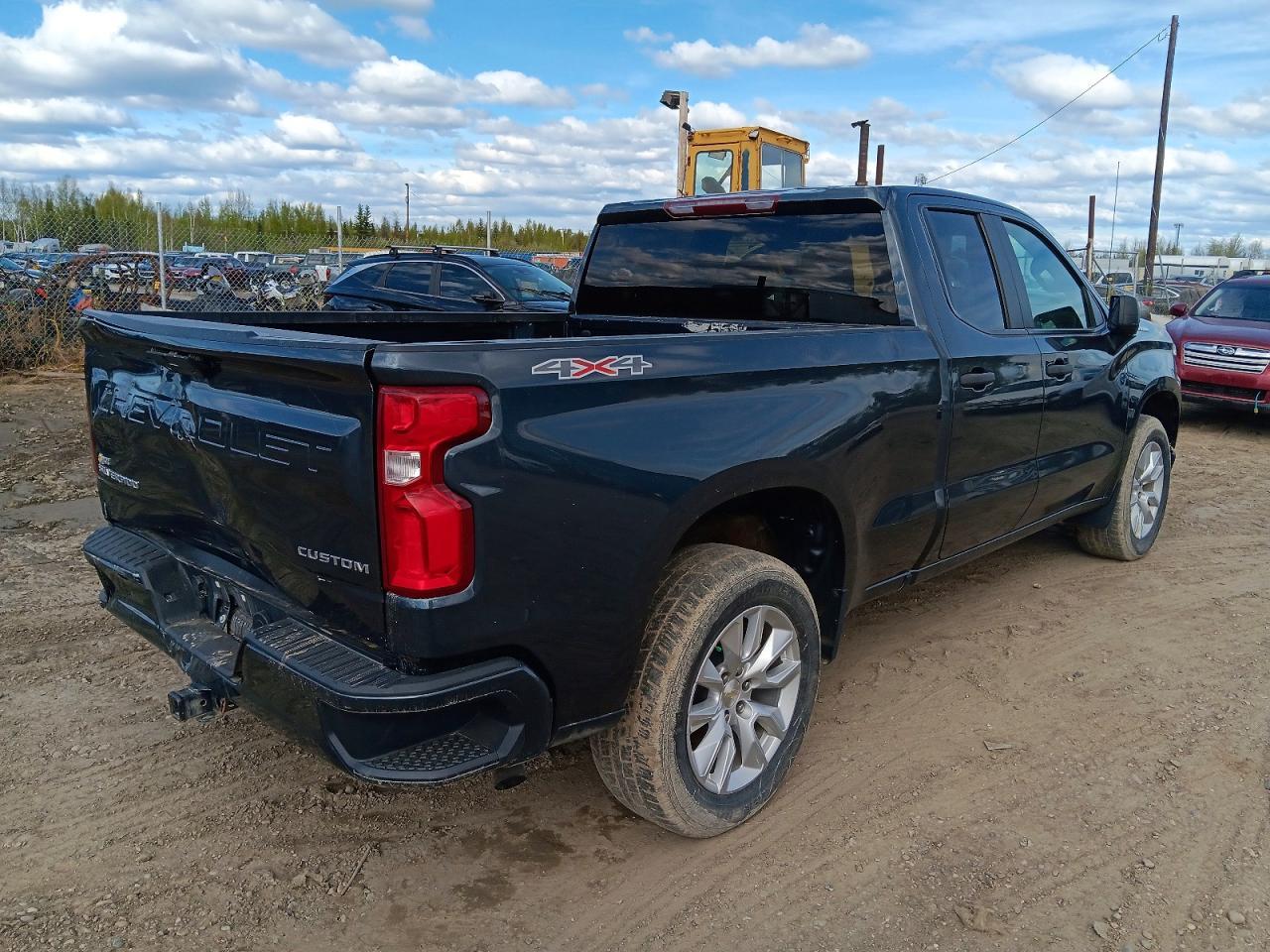 2021 Chevrolet Silverado K1500 Custom - Фото 3