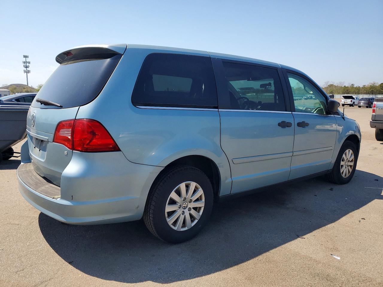 2009 Volkswagen Routan S - Фото 3