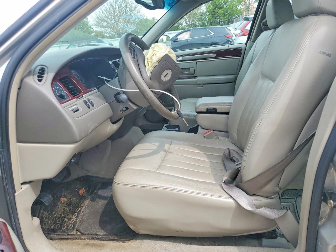 2003 Lincoln Town Car Executive - Image 7
