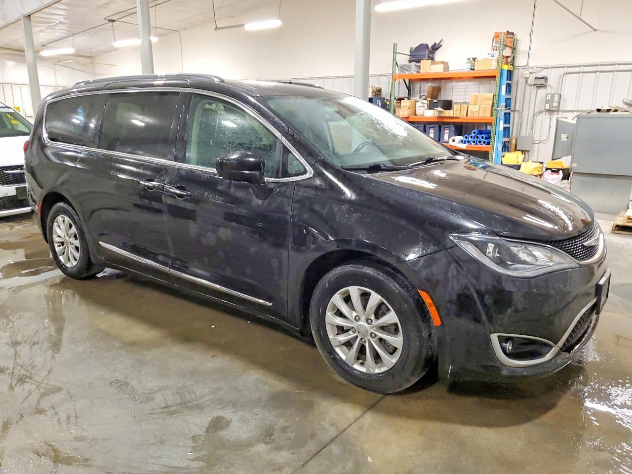 2018 Chrysler Pacifica Touring L - Image 4