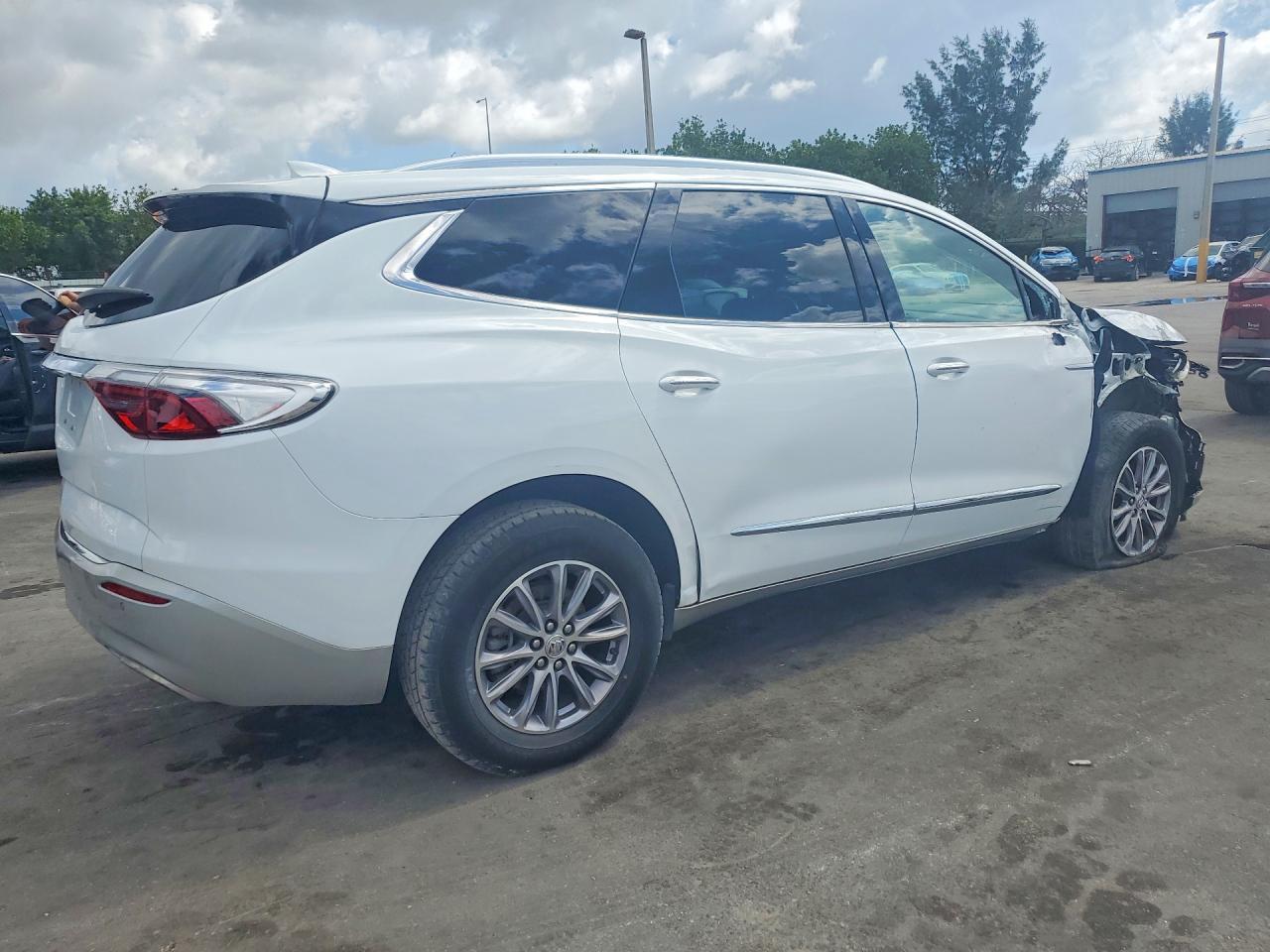 2023 Buick Enclave Essence - Image 3