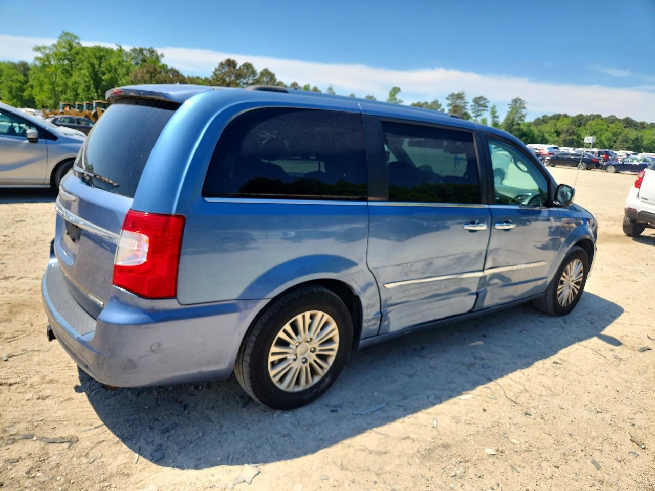 2012 Chrysler Town & Country Limited - Фото 3