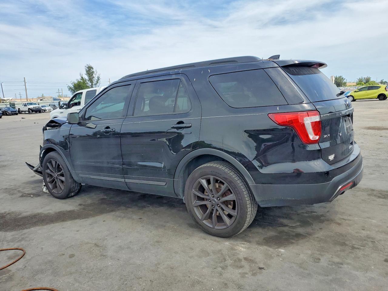 2017 Ford Explorer Xlt - Image 2
