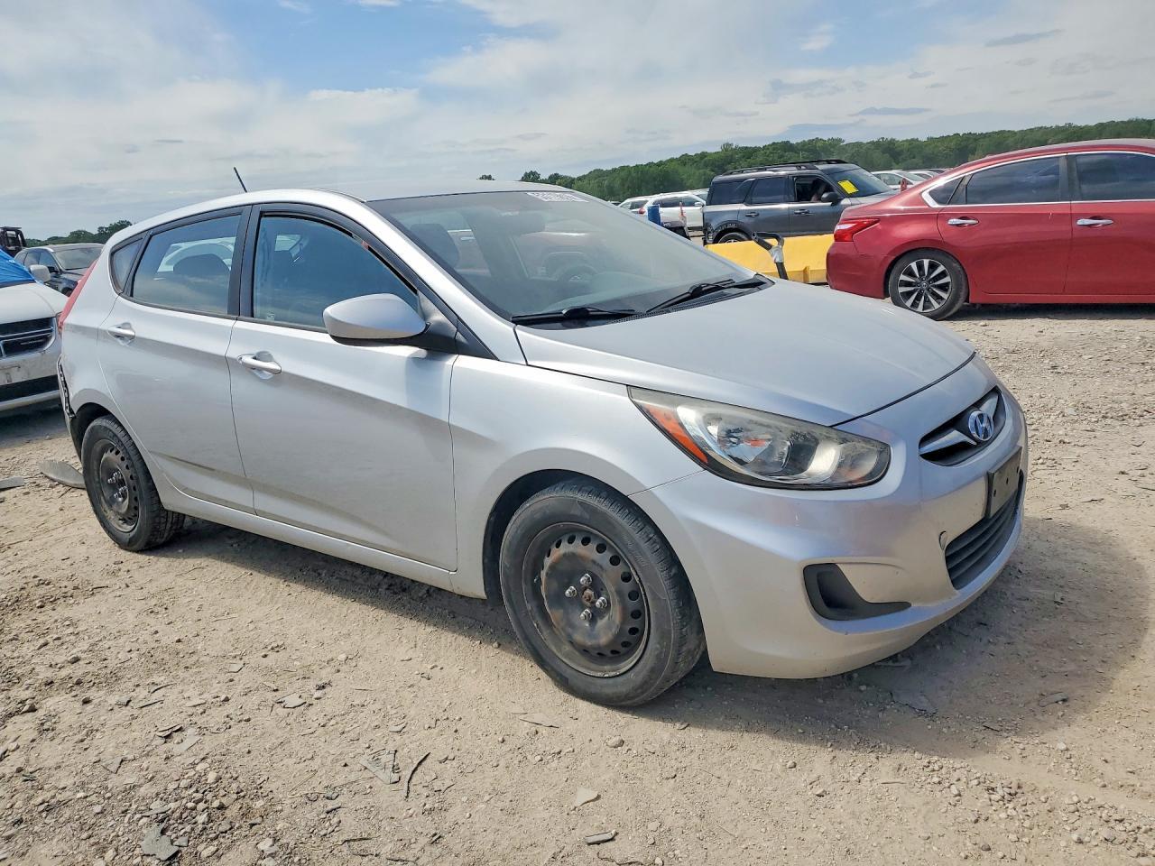 2012 Hyundai Accent - Image 4