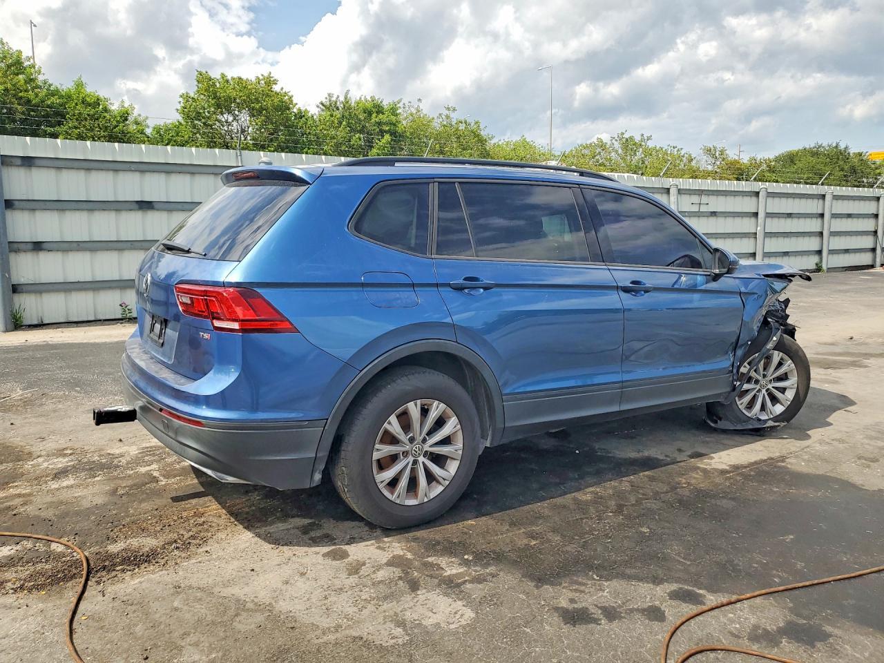 2018 Volkswagen Tiguan S - Фото 3