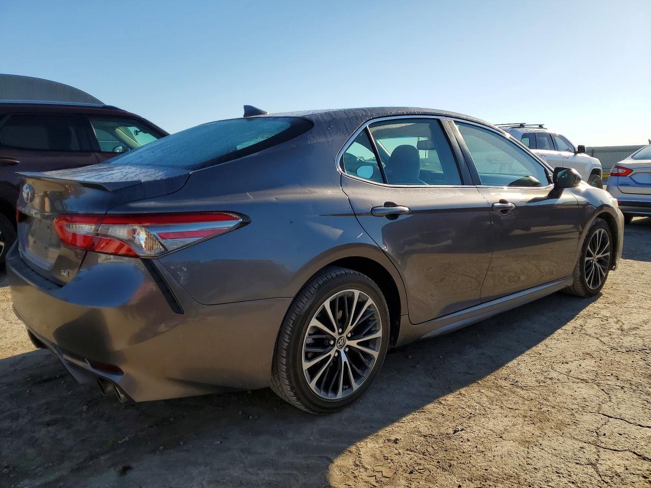 2018 Toyota Camry Se - Фото 3