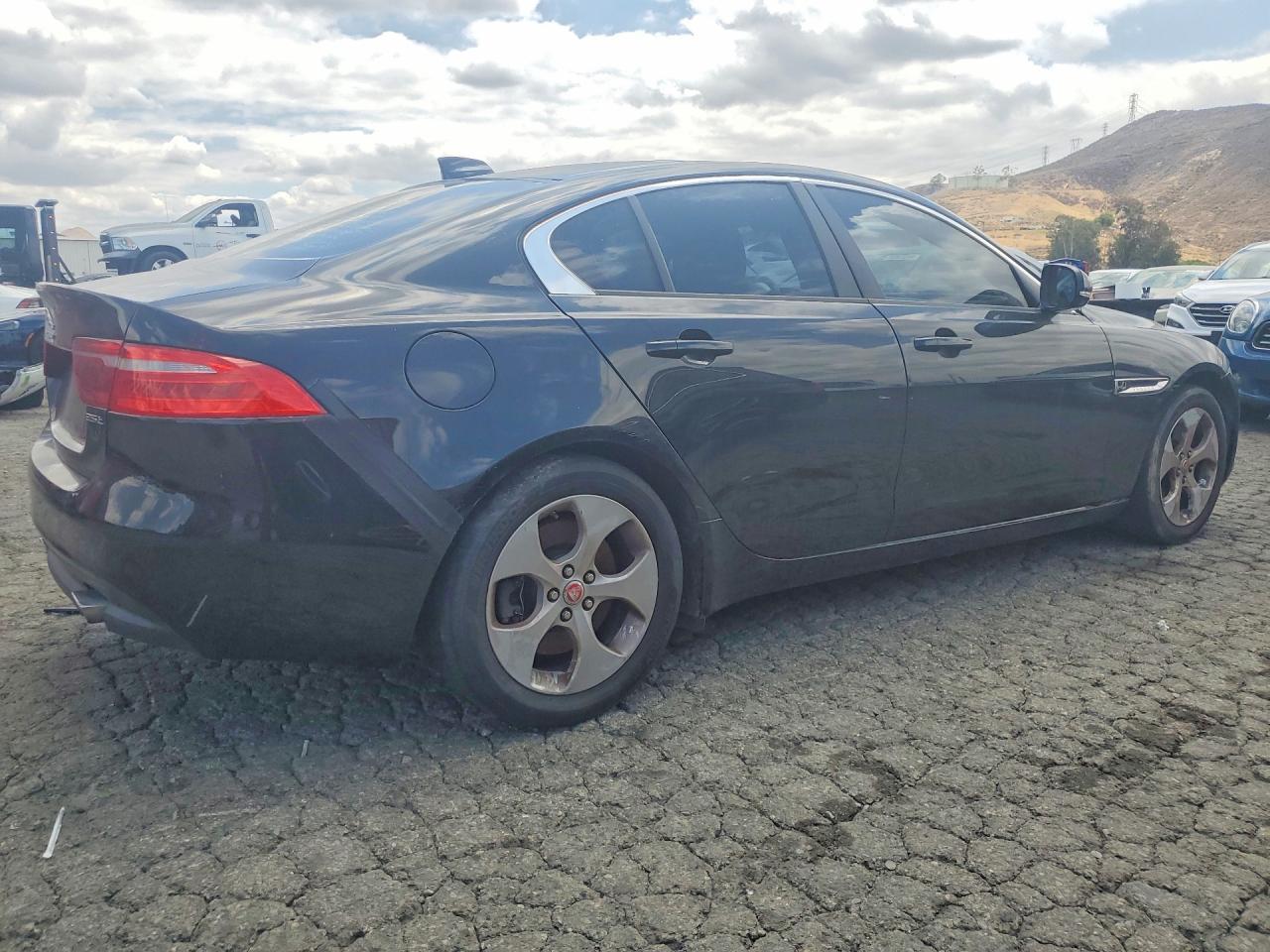 2017 Jaguar Xe - Фото 3