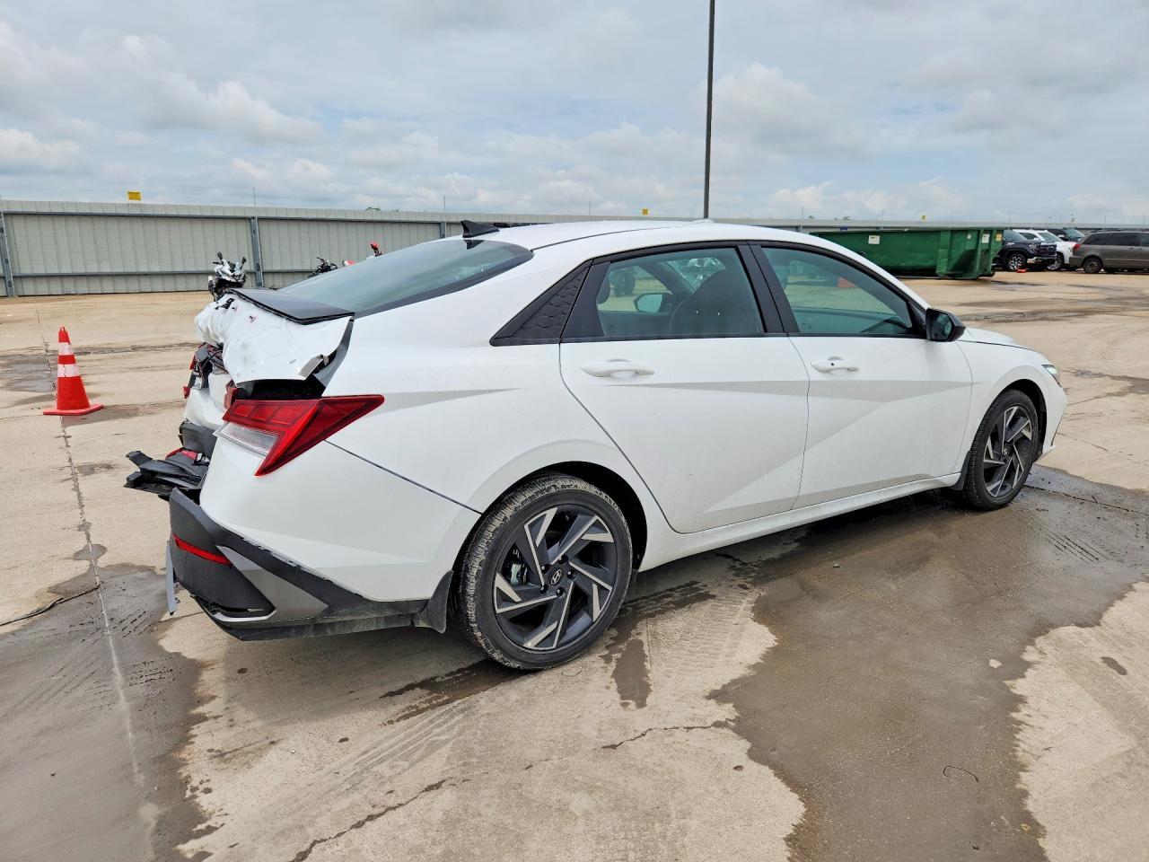 2025 Hyundai Elantra Hybrid Sel Sport - Image 3