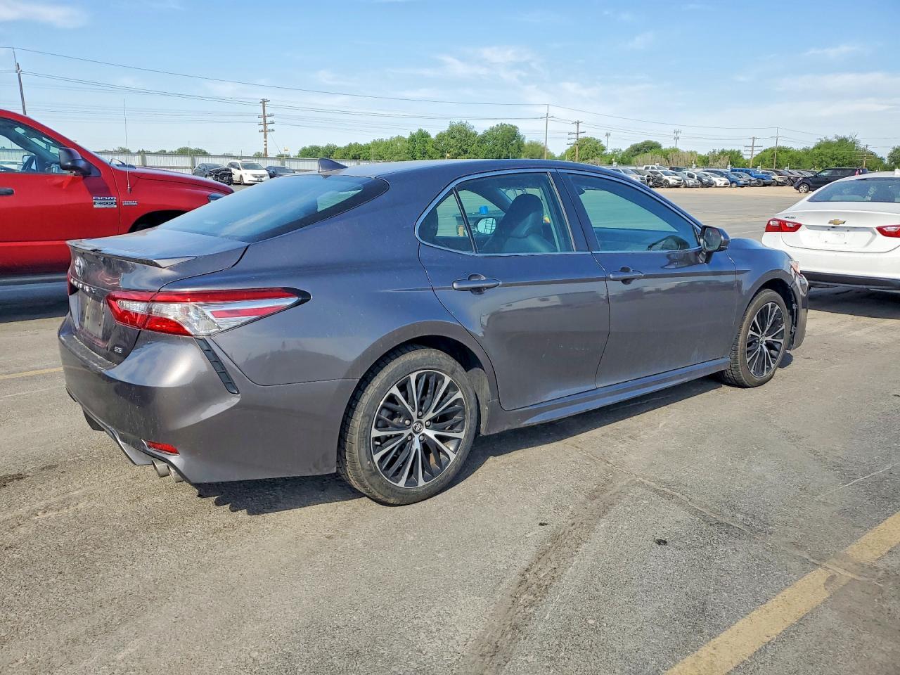 2019 Toyota Camry Se - Фото 3
