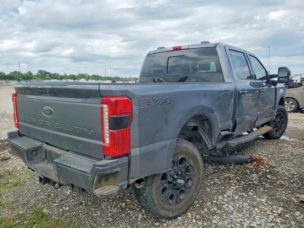 2024 Ford F250 Super Duty - Image 3